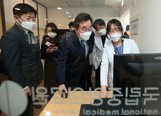 중앙예방접종센터 방문한 이낙연 대표 <연합뉴스>